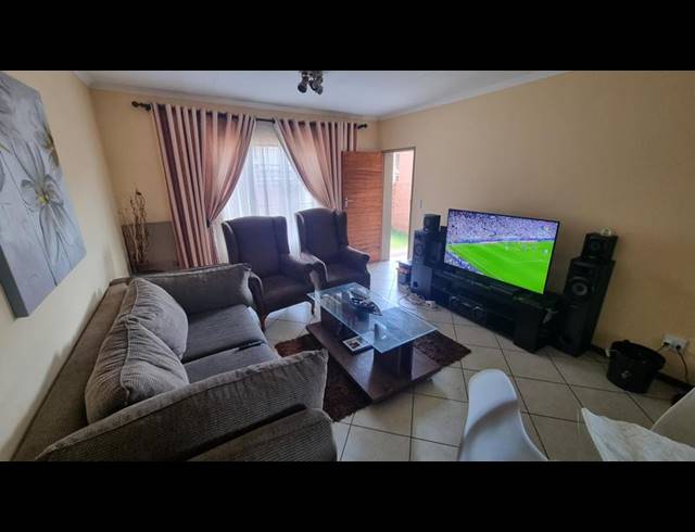 3 BEDROOM TOWNHOUSE FOR SALE IN MONAVONI